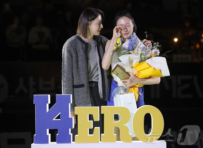 현대건설 양효진이 8일 수원실내체육관에서 열린 은퇴식에서 눈물을 흘리며 김연경에게 격려를 받고 있다. (현대건설 배구단 제공. 재판매 및 DB 금지) 2026.3.8 ⓒ 뉴스1