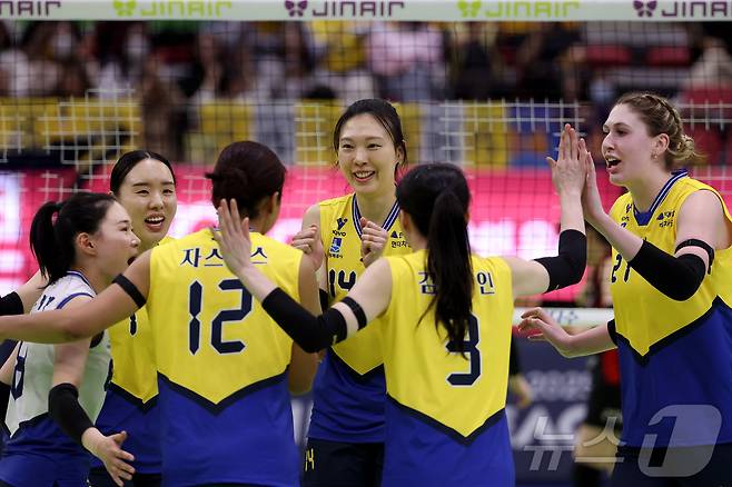 현대건설 양효진이 8일 수원실내체육관에서 열린 진에어 2025-26 V-리그 프로배구대회 현대건설과 페퍼저축은행과의 경기에서 득점을 올린 후 선수들과 기뻐하고 있다. (현대건설 배구단 제공. 재판매 및 DB 금지) 2026.3.8 ⓒ 뉴스1