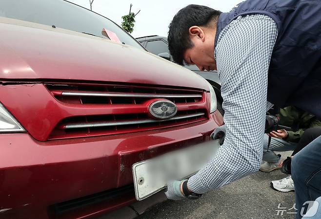 서울 강남구의 한 공영주차장에서 강남구청 번호판 영치팀 직원이 자동차세 및 과태료 체납차량 번호판을 영치하고 있다. 2024.4.30 ⓒ 뉴스1 김진환 기자