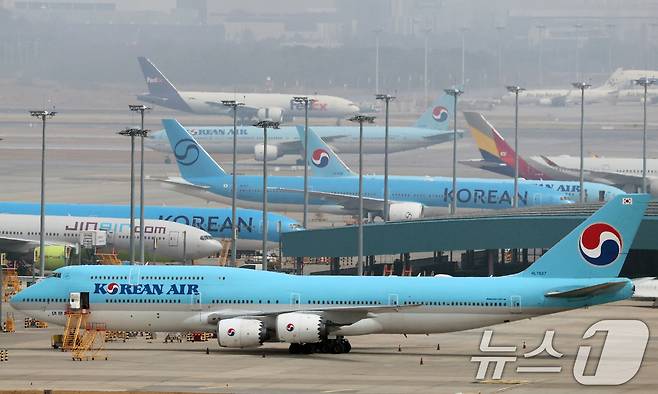 중동 상황 악화와 환율 급등으로 항공, 여행업계에 초비상이 걸린 가운데 지난 5일 인천국제공항 활주로에 대한항공 여객기가 계류돼 있는 모습. 2026.3.5 ⓒ 뉴스1 오대일 기자