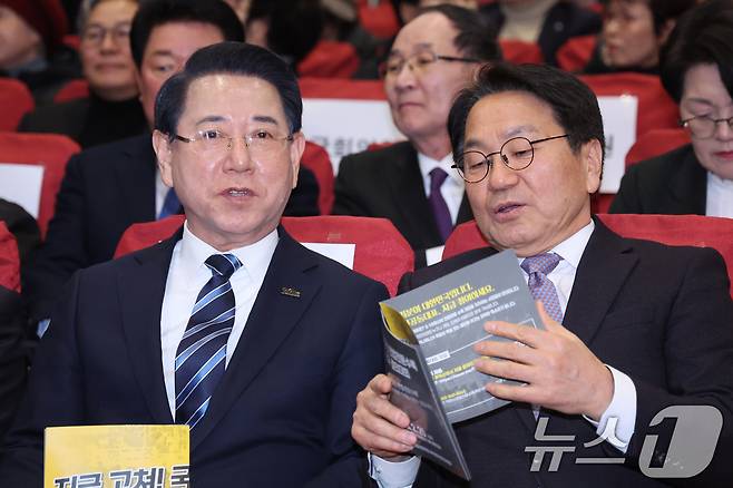 김영록 전남도지사(왼쪽)와 강기정 광주시장. 2026.2.25 ⓒ 뉴스1 신웅수 기자