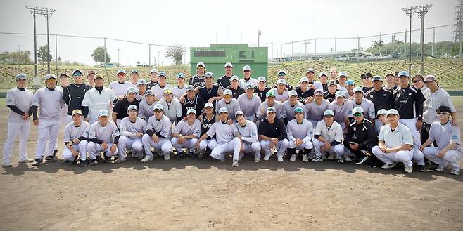 KT 선수단이 일본 오키나와 구시카와 구장에서 2026 스프링캠프를 마친 뒤 단체 기념 사진을 촬영하고 있다. 사진 | KT 위즈
