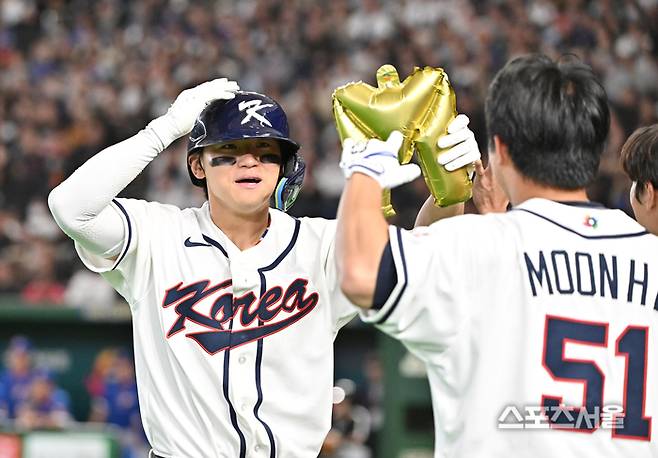 김도영이 8일 WBC 대만과의 경기 6회말 1사 1루 상황에서 대만의 린웨이언에게 역전 2점 홈런을 친 뒤 동료들과 하이파이브를 하고 있다. 2026. 3. 8. 도쿄(일본) | 박진업 기자 upandup@sportsseoul.com