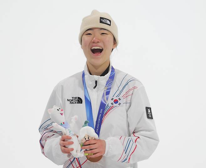 9일(현지시간) 이탈리아 리비뇨 스노파크에서 열린 2026 밀라노-코르티나담페초 동계올림픽 스노보드 여자 빅에어 시상식에서 동메달을 차지한 유승은이 시상대에 올라 미소를 짓고 있다. 사진 | 리비뇨=연합뉴스