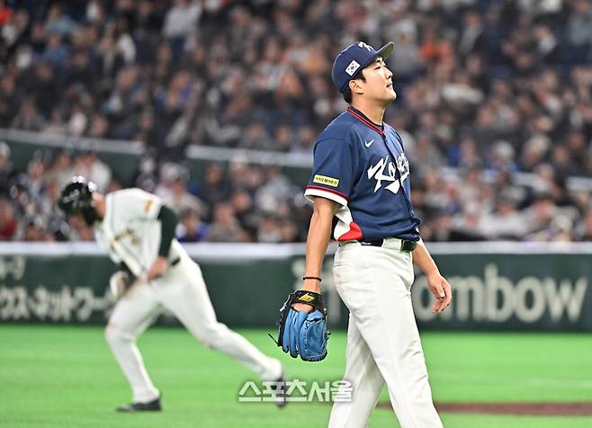 대한민국 야구대표팀의 손주영이 9일 일본 도쿄 도쿄돔에서 열린 2026 월드 베이스볼 클래식(WBC) 조별리그 호주와 경기 1회말 1사 1루 상황에서 호주의 화이트필드에게 볼넷을 허용한 뒤 아쉬워하고 있다. 도쿄(일본) | 박진업 기자 upandup@sportsseoul.com