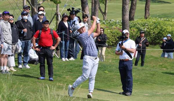 LIV 골프가 지난해 인천 대회에 이어 올해는 부산에서 한국 대회를 연다. 세계 정상급 선수들과 함께 안병훈을 중심으로 한 '코리안GC'가 출전하면서 국내 골프 팬들의 관심이 한층 높아지고 있다.(지난해 5월 2일 LIV 골프 코리아 1라운드 경기가 열린 인천 연수구 잭니클라우스CC에서 대니 리가 4번호 세컨샷을 하고 있다)./사진=LIV&nbsp;골프&nbsp;
