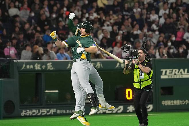 Australia's catcher Alex Hall celebrates after hits a home run against Czech Republic in the ninth inning of a World Baseball Classic game in Tokyo, Friday, March 6, 2026. AP연합뉴스
