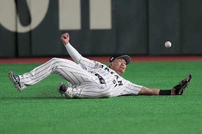 스즈키가 8일 호주전 5회 외야 타구를 놓치고 있다. AP연합뉴스