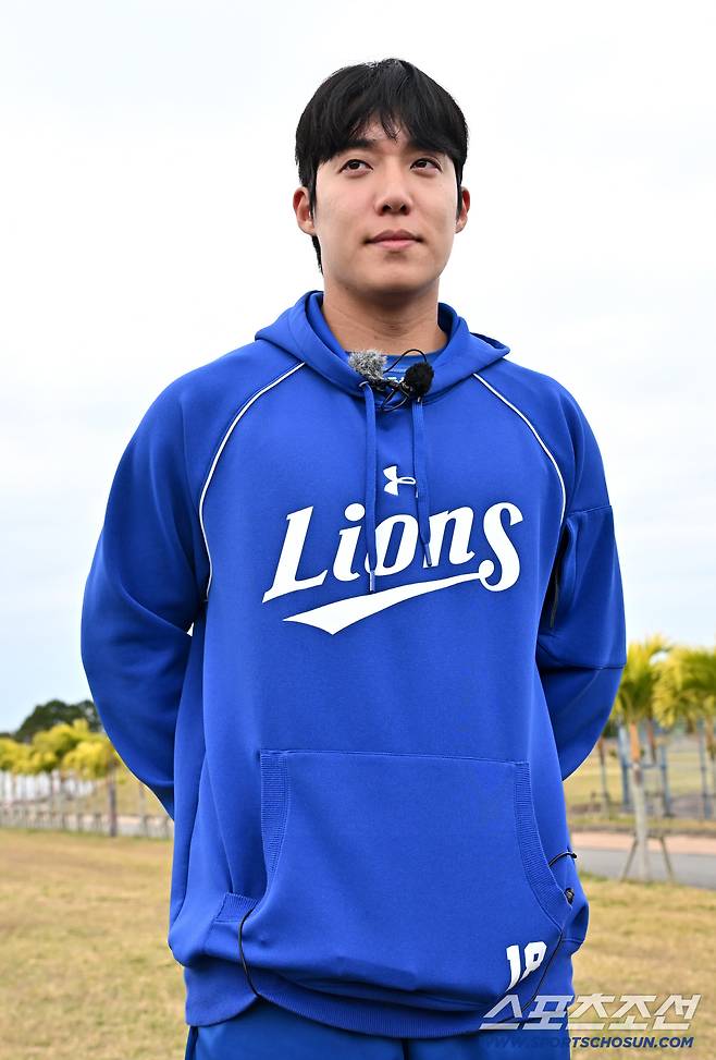 20일 일본 오키나와 온나손 아카마 구장에서 열린 대한민국 야구 대표팀과 삼성 라이온즈의 평가전, 원태인이 인터뷰를 하고 있다. 오키나와(일본)=박재만 기자 pjm@sportschosun.com./2026.02.20/