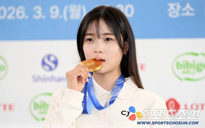 제25회 밀라노 코르티나담페초 동계올림픽 스노보드 여자 하프파이프 금메달리스트 최가온 미디어데이가 9일 서울 송파구 올림픽파크텔에서 열렸다. 최가온이 포즈를 취하고 있다. 송파=박재만 기자 pjm@sportschosun.com/2026.03.09/