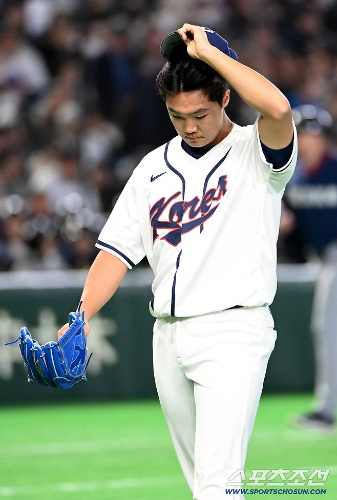 5일 일본 도쿄돔에서 열린 WBC(월드베이스볼클래식) 한국과 체코의 경기. 5회초 1사 1,2루 정우주가 체코 바브라에 추격의 3점홈런을 허용한 뒤 이닝을 마친 후 아쉬워하고 있다. 도쿄(일본)=허상욱 기자wook@sportschosun.com/2026.03.05/