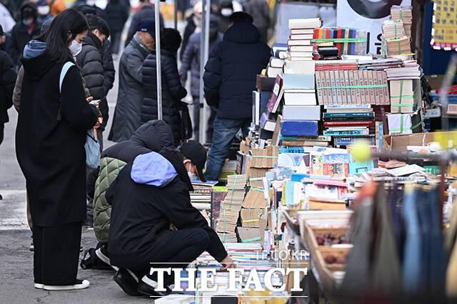 동묘 벼룩시장에 진열된 중고 서적을 살펴보는 시민들.