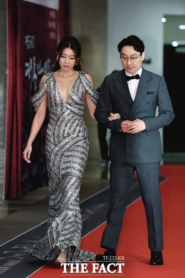 비난은 쉬운 감정이지만, 용서는 생각보다 많은 용기를 요구한다. 사진은 이휘재가 2020년 6월 모델 한혜진(왼쪽)과 그랜드 워커힐 서울 호텔에서 열린 '제56회 대종상 영화제'에 참석해 레드카펫을 밟고 있다. /더팩트 DB