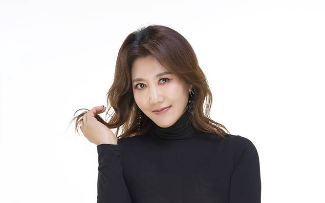 '댄스트롯퀸' 서지오가 2026년 첫 신곡으로 돌아온다. 이번 곡은 국민 작곡가 송광호가 작사와 작곡을 맡아 완성도를 높인 작품으로, 트로트 특유의 흥겨움에 현대적인 EDM 사운드를 결합한 댄스 테크노 트롯 장르다. /토마토엔터