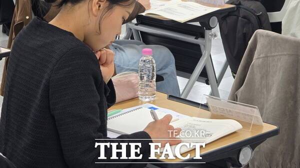 대전시교육청이 지난달 27일 대전교육연수원 분원에서 2026학년도 신규(임용 예정) 영양교사 연수를 실시한 가운데 신규 영양교사들이 강의 내용을 적고 있다. /정예준 기자