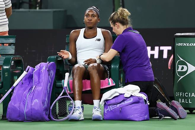 메디컬 타임아웃 중 왼쪽 팔을 치료 받으며 답답한 표정을 짓고 있는 고프 / 게티이미지코리아