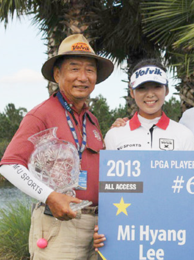 LPGA 2부 투어에서 상금왕을 차지한 이미향과 대회 때마다 늦둥이 딸을 위해 헌신한 아버지 이영구 씨. 볼빅 제공