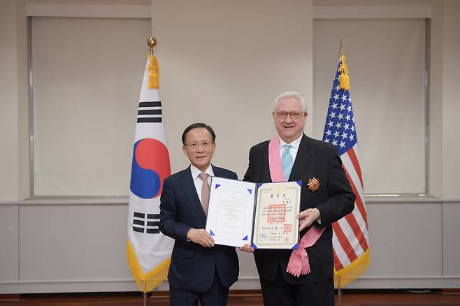 이수혁 주미대사(왼쪽)가 지난 2020년 12월 존 햄리 전략국제문제연구소(CSIS) 소장에 수교훈장 광화장을 수여하고 있다. /주미한국대사관·연합뉴스