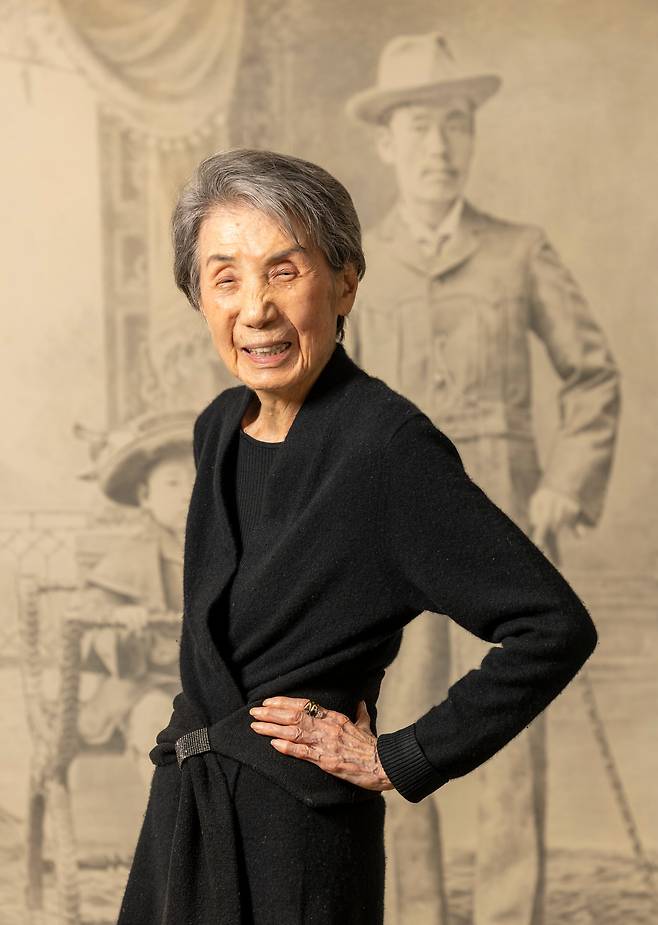 '옷을 통해 여성의 생각과 움직임을 바꾸고 싶었다'는 노라노의 손엔 격변의 시대를 헤쳐온 100년의 분투가 응어리져 있다. 뒤로 영친왕의 영어 교사였던 외할아버지와 어린시절 어머니 초상이 보인다. /김지호 기자