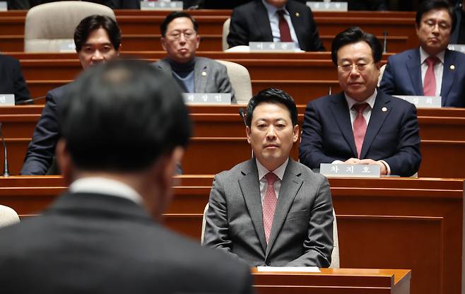 장동혁 국민의힘 대표가 9일 국회에서 열린 긴급 의원총회에서 송언석 원내대표의 발언을 듣고 있다. /연합뉴스