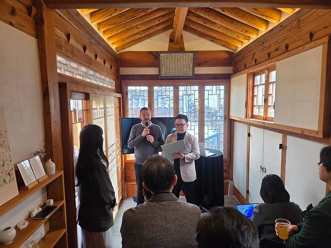 9일 서울 북촌 한옥마을 락고재에서 열린 웨버 ‘뉴 Q2000 시리즈’ 공개 미디어 행사에서 마이클 맥도널드 웨버 아시아태평양 총괄이 웨버 제품에 대해 설명하고 있다. /방재혁 기자