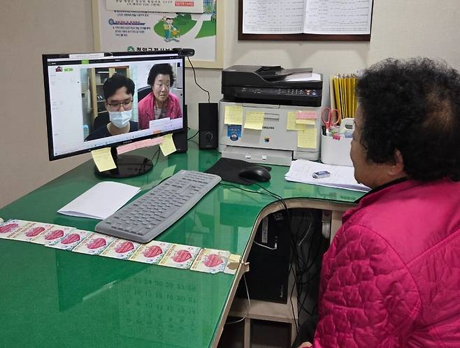 청양군보건의료원(원장 김상경)이 정보통신기술(ICT)을 활용한 '의료취약지 원격 협진 사업'을 신흥보건진료소에서 본격 가동하며 거동이 불편한 주민들을 위한 의료 안전망 강화에 나섰다.청양군보건의료원 제공