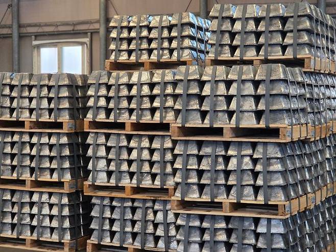 고려아연이 생산한 전략광물 안티모니가 온산제련소에 적재된 모습. ⓒ데일리안 정진주 기자