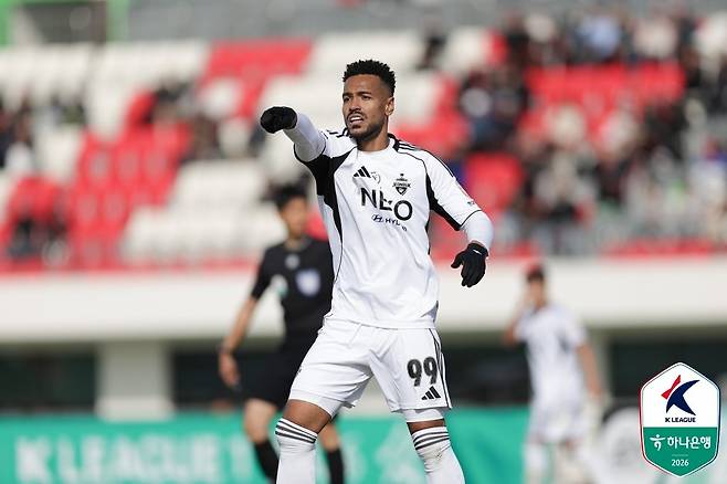 전북 공격수 모따가 8일 열린 김천과의 2026시즌 K리그1 방문경기에서 동료들을 향해 손짓을 하고 있다. 모따는 이날 0-1로 끌려가던 후반 추가시간에 동점골을 넣어 팀의 패배를 막았다. 한국프로축구연맹 제공