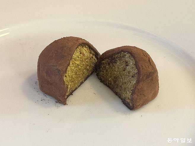 서울 광진구의 한 베이커리 카페에서 판매 중인 ‘두바이 쫀득 쿠키(두쫀쿠)’ 단면. 동아일보DB