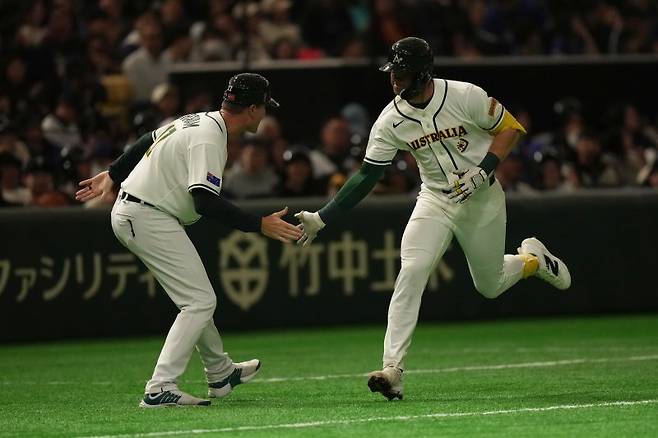 [도쿄=AP/뉴시스] 호주 야구 대표팀 로비 퍼킨스가 5일 일본 도쿄돔에서 열린 2026 월드베이스볼클래식(WBC) 조별리그 C조 대만과의 경기 5회말 투런 홈런을 친 뒤 베이스를 돌고 있다. 2026.03.05. /사진=뉴시스