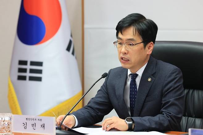김민재 행정안전부 차관이 9일 서울 종로구 정부서울청사에서 열린 그냥드림 및 하천 불법시설 정비 관련 회의에서 모두발언을 하고 있다. 뉴스1