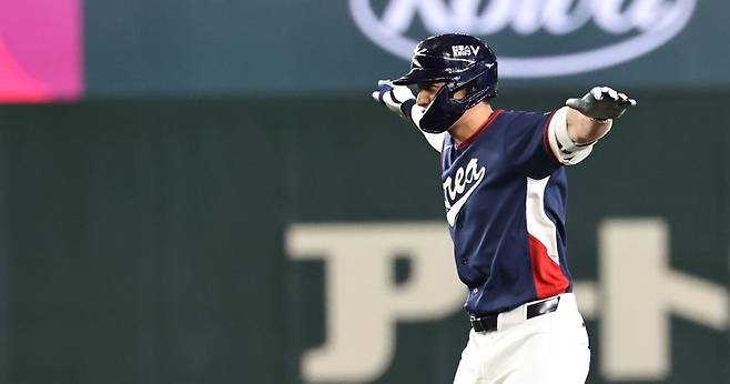 9일 일본 도쿄돔에서 열린 2026 WBC 조별리그 C조 4차전 대한민국과 호주의 경기에서 8회초 무사 2루타를 친 한국 위트컴이 세리머니를 하고 있다. 연합뉴스