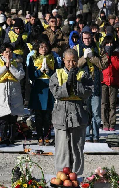 2008년 12월, 5년간 진행된 생명평화탁발순례를 끝내는 생명평화기도회가 지리산 성삼재휴게소에서 열려, 탁발순례단장인 도법스님과 참가자들이 노고단을 향해 100배를 하는 모습. 김태형 기자 xogud555@hani.co.kr