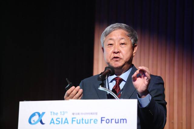 지난해 7월13일 서울 강남구 코엑스에서 열린 셰계정치학회 서울총회 개막식에서 김의영 서울총회 수석조직위원장이 환영사를 하고 있다. 김의영 교수는 세계정치학회 소속 3명의 외국 정치학자에게 비상계엄을 저지한 한국인들에 대한 노벨평화상 수상을 제안했다. 김태형 기자 xogud555@hani.co.kr