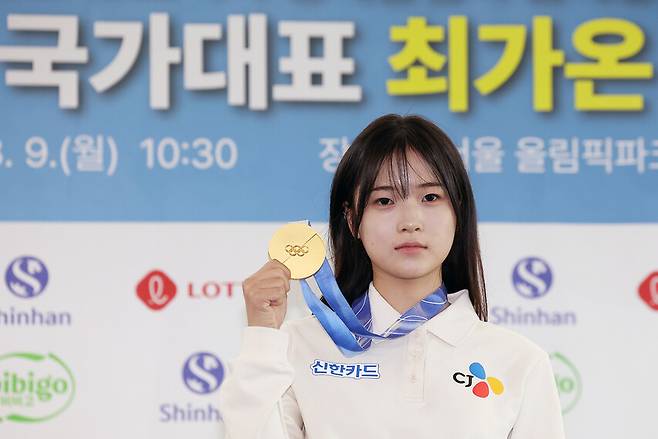 최가온이 9일 서울 송파구 올림픽파크텔에서 열린 미디어데이에서 기념 촬영을 하고 있다. 연합뉴스