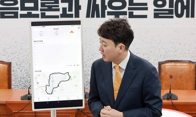 이준석 개혁신당 대표가 9일 국회에서 ‘인공지능(AI) 선거 사무장’ 애플리케이션을 시연·설명하고 있다. 연합뉴스