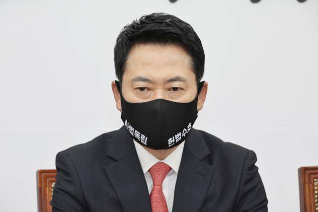장동혁 국민의힘 대표가 5일 국회에서 열린 최고위원회의에 참석해 '사법독립·헌법수호' 표어가 적힌 검정 마스크를 착용하고 있다. 뉴시스