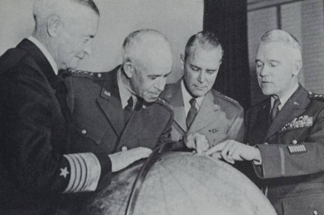 한국전쟁 당시 미국 합동참모본부 구성원. 왼쪽부터 포레스트 셔먼 해군참모총장, 오마 브래들리 합참의장, 호이트 반덴버그 공군참모총장, 로턴 콜린스 육군참모총장. 콜린스 자서전 'War in Peacetime'.