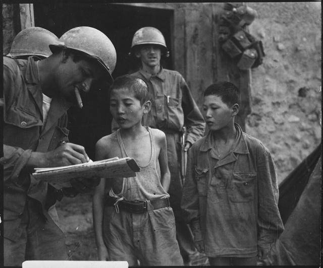미 육군 장병들이 1950년 서울 전투에서 생포한 인민군 소년병들을 심문하고 있다. 미 국립문서기록관리청