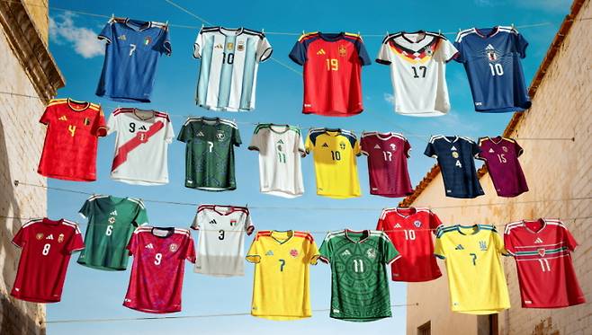 아디다스는 2026 FIFA 월드컵을 앞두고 역대 최대 규모의 22개국 ‘홈 저지 컬렉션’을 공개했다