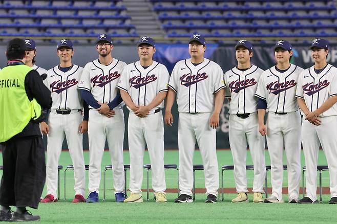 <yonhap photo-4858="">월드베이스볼클래식(WBC) 개막을 하루 앞둔 4일 일본 도쿄돔에서 훈련을 마친 한국 대표팀 투수진이 기념촬영하고 있다. <저작권자 ⓒ 1980~2026 ㈜연합뉴스. 무단 전재 재배포 금지, AI 학습 및 활용 금지></yonhap>
