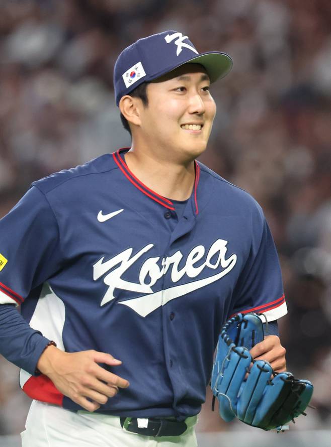 <yonhap photo-5342="">7일 일본 도쿄돔에서 열린 2026 월드베이스볼클래식(WBC) 조별리그 C조 2차전 대한민국과 일본의 경기. 5회말을 무실점으로 마친 한국 손주영이 더그아웃으로 향하고 있다. <저작권자 ⓒ 1980~2026 ㈜연합뉴스. 무단 전재 재배포 금지, AI 학습 및 활용 금지></yonhap>