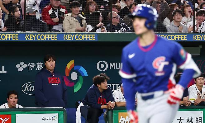 <yonhap photo-5755=""> 다시 재역전 허용하는 한국 (도쿄=연합뉴스) 김인철 기자 = 8일 일본 도쿄돔에서 열린 2026 WBC 조별리그 C조 3차전 대한민국과 대만의 경기. 8회초 2사 2루 한국 류현진이 더그아웃에서 우월 투런 홈런을 친 대만 페어차일드를 바라보고 있다. 2026.3.8 yatoya@yna.co.kr/2026-03-08 15:33:32/ <저작권자 ⓒ 1980~2026 ㈜연합뉴스. 무단 전재 재배포 금지, AI 학습 및 활용 금지></yonhap>