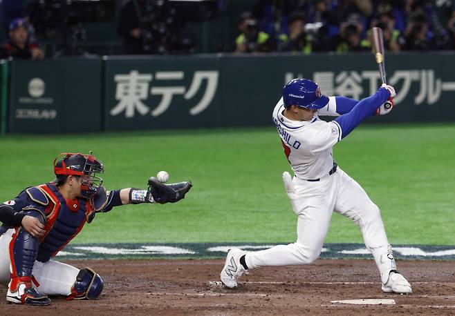 <yonhap photo-0426=""> epaselect epa12798894 Japan?s Kenya Wakatsuki (L) catches the ball against Taiwan?s Stuart Fairchild during the third inning of the World Baseball Classic (WBC) Pool C game between Japan and Taiwan at the Tokyo Dome in Tokyo, Japan, 06 March 2026. EPA/FRANCK ROBICHON/2026-03-07 01:50:23/ <저작권자 ⓒ 1980~2026 ㈜연합뉴스. 무단 전재 재배포 금지, AI 학습 및 활용 금지></yonhap>