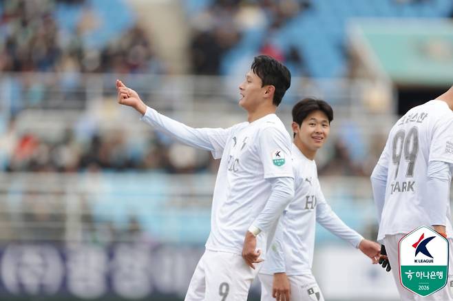 부산 김찬이 8일 안산 와 스타디움에서 열린 안산과의 하나은행 K리그2 2026 2라운드서 선제골을 터뜨린 뒤 팬들에게 세리머니를 선보이고 있다. 사진=프로축구연맹