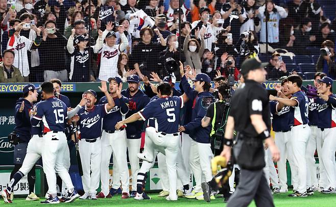 <yonhap photo-7731=""> 한국 안현민 '좋았어!' (도쿄=연합뉴스) 김인철 기자 = 전 대한민국과 호주의 경기. 9회초 1사 1, 3루 한국 안현민이 중견수 희생플라이볼을 날린 뒤 동료선수들과 기뻐하고 있다. 2026.3.9 [연합뉴스]</yonhap>