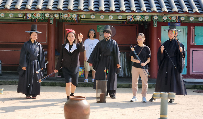 외국인 관광객들이 제주목 관아에서 전통 활쏘기 체험 프로그램에 참여하고 있다. 제주 전통문화 체험은 한류 관광상품과 결합한 체험형 관광 프로그램으로 운영되고 있다. (제주관광공사 제공)