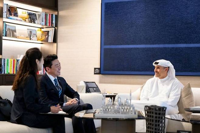 강훈식 대통령 비서실장(왼쪽), 칼둔 칼리파 알 무바라크 아부다비 행정청장(오른쪽). 사진 강훈식 실장 페이스북 캡처