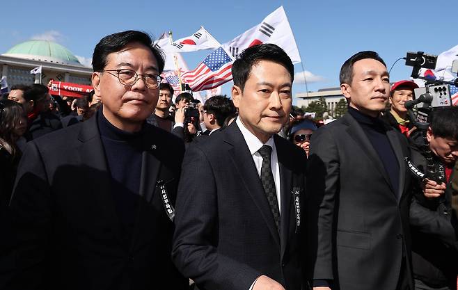 장동혁 국민의힘 대표(가운데)와 송언석 원내대표 등 의원들이 3일 국회 본관 앞 계단에서 사법독립 헌정수호를 위한 대국민 호소 국민대장정 규탄대회를 마치고 도보투쟁으로 청와대 사랑채로 향하고 있다. 임현동 기자