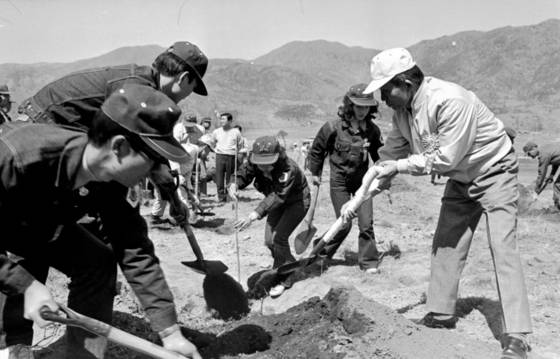 1973년 식목일에 당시 박정희 대통령이 식목행사에 참석해 나무를 심고 있다. 중앙포토